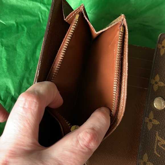 Louis Vuitton hard to find monogram trifold wallet with ID window - Picture 13 of 16